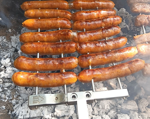 Роштиљ за ражњиће Жарњићи са самостојећим ослонцем на камповању