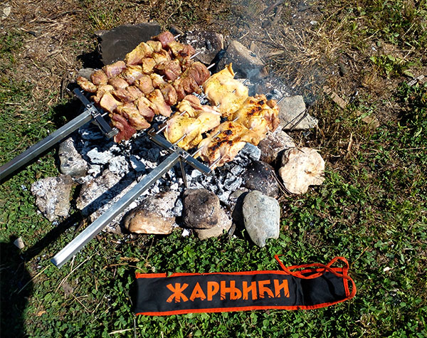 Златно испечени ражњићи на расклопивом роштиљу Жарњићи