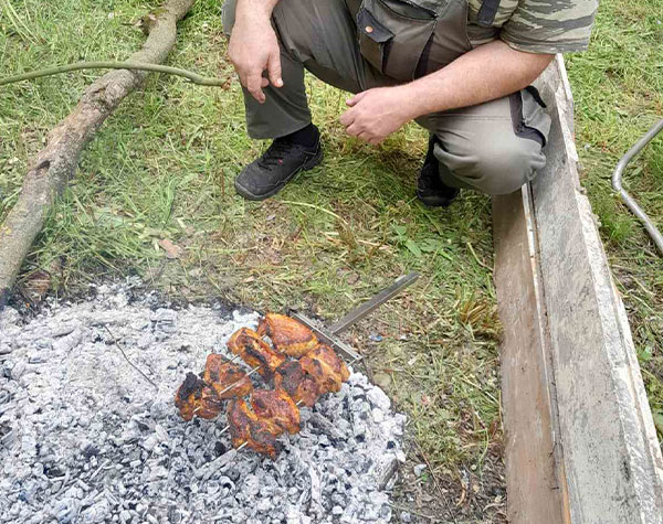 Ражњићи од поврћа и меса на роштиљу Жарњићи на излету у природи